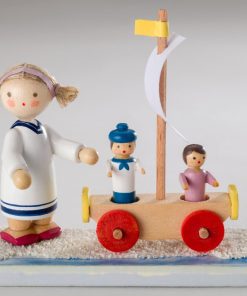 „Ans Meer, ans Meer“ Jahresfigur 2023 – Mädchen mit Segelschiffchen auf Rädern
